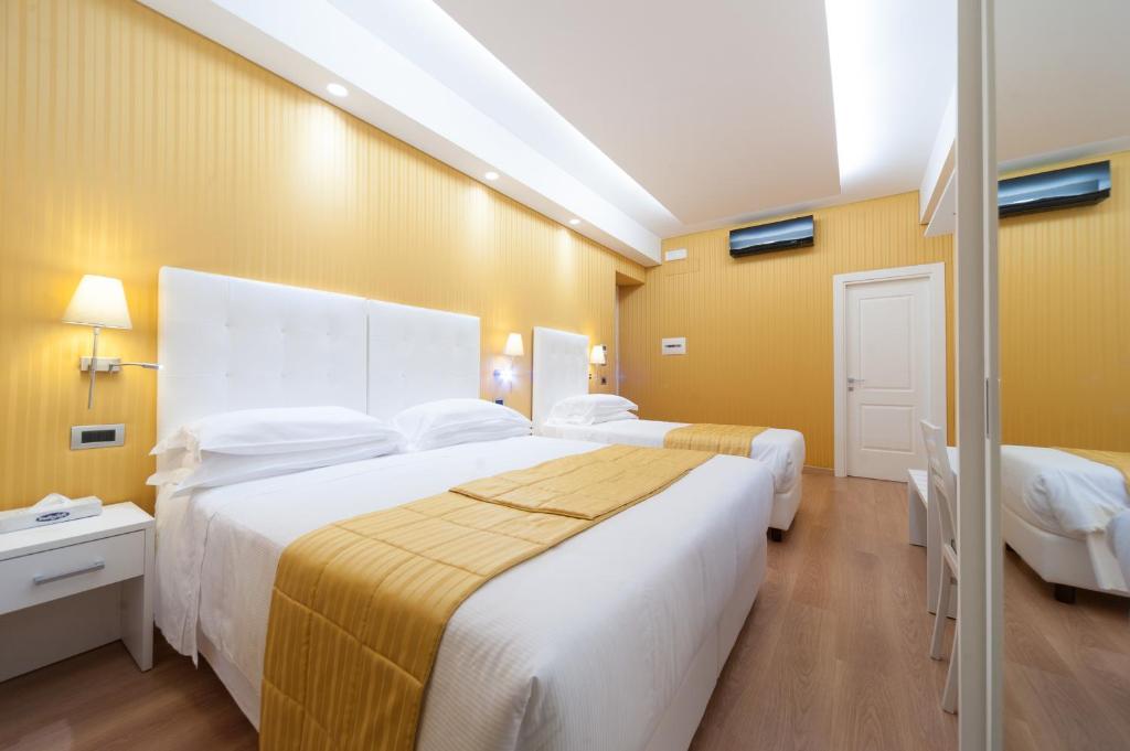 Postel nebo postele na pokoji v ubytování Trevi 41 Hotel