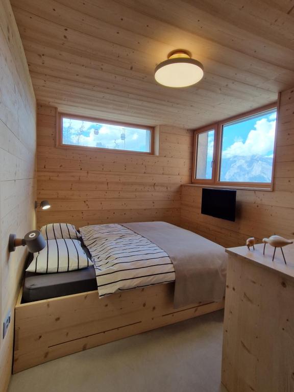 Postel nebo postele na pokoji v ubytování Chalet ski-in ski-out with jacuzzi in Nendaz
