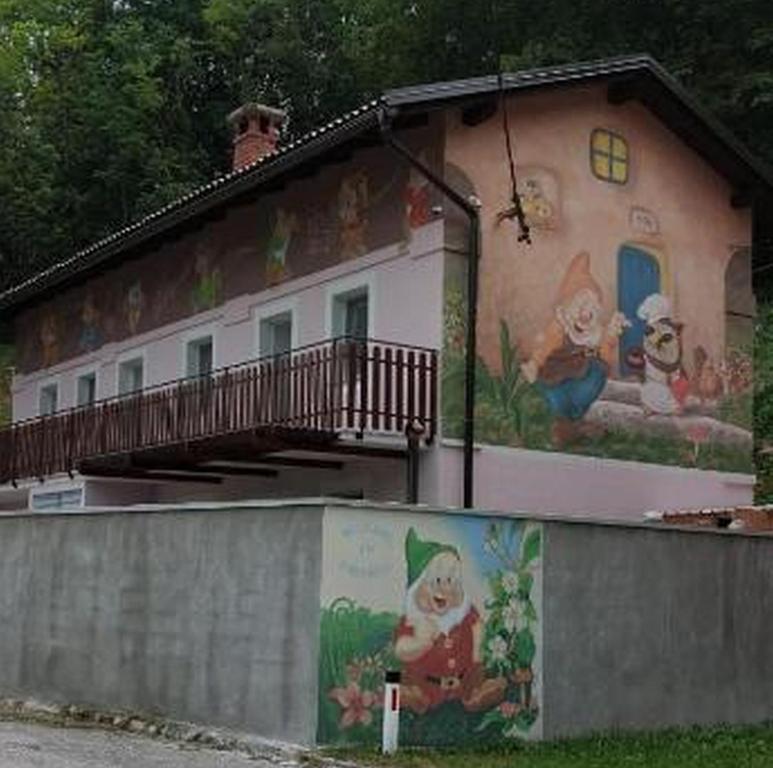 ein Gebäude mit einem Gemälde auf der Seite in der Unterkunft Mike's Rooms in Kobarid