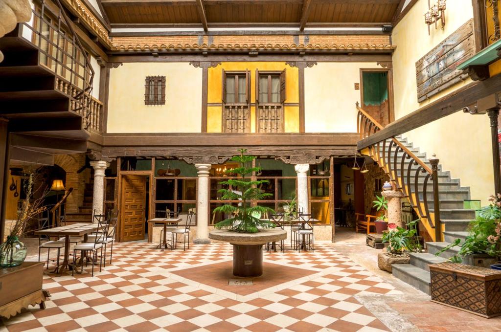 einen Innenhof mit einem Brunnen in der Mitte eines Gebäudes in der Unterkunft Hotel Spa La Casa del Rector Almagro in Almagro