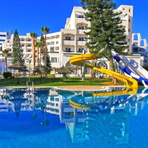 Bazén v ubytování Hotel Royal Jinene Sousse nebo v jeho okolí