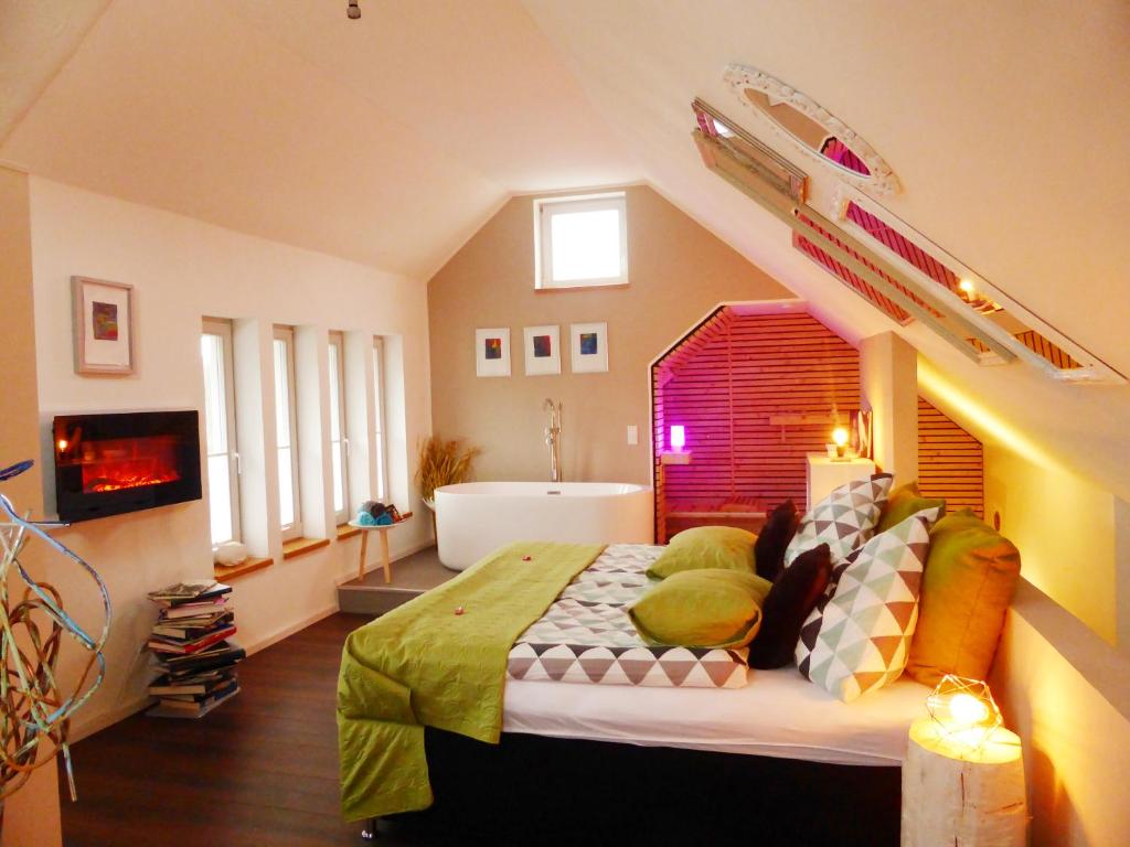 1 Schlafzimmer mit einem großen Bett und einem Badezimmer in der Unterkunft Küken Winterberg in Winterberg