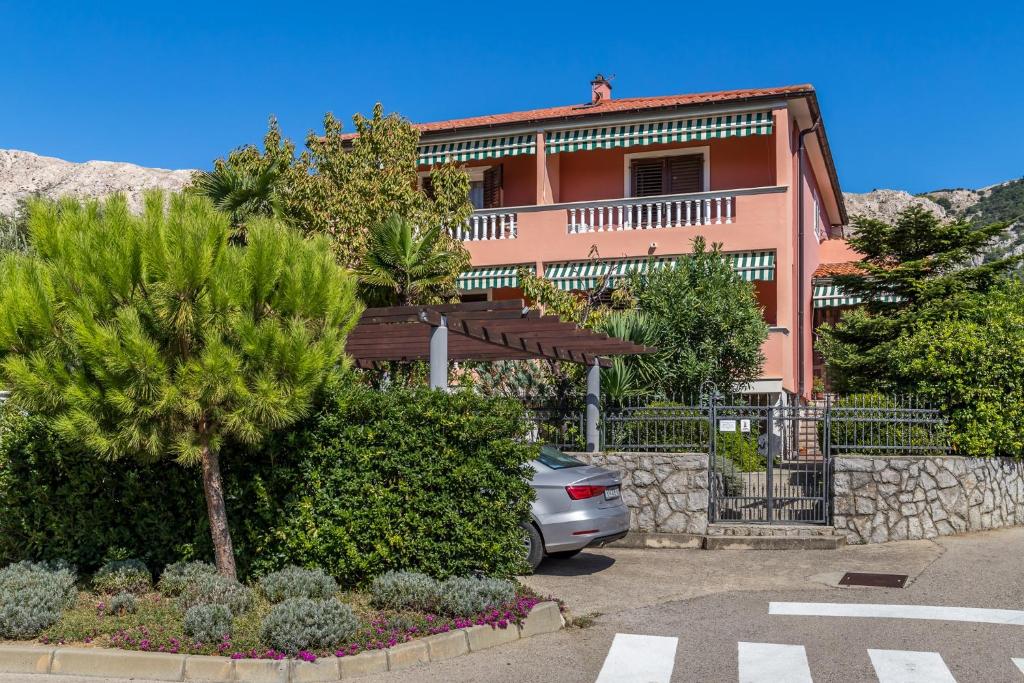 dom z samochodem zaparkowanym przed nim w obiekcie Apartments and rooms with parking space Baska, Krk - 19424 w Bašce