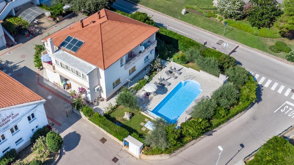Bazén v ubytovaní Family-friendly apartments with swimming pools Baska, Krk - 19432 alebo v jeho blízkosti