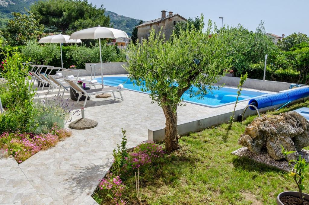 Bazén v ubytovaní Family-friendly apartments with swimming pools Baska, Krk - 19432 alebo v jeho blízkosti
