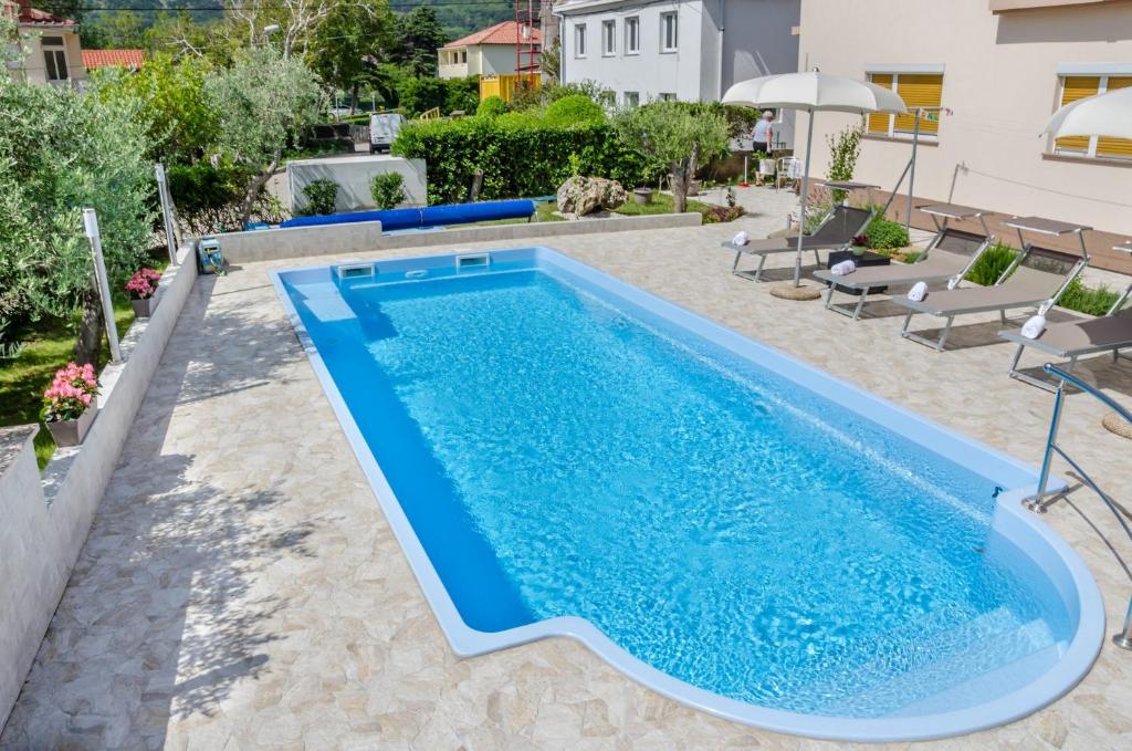 Bazén v ubytovaní Family-friendly apartments with swimming pools Baska, Krk - 19432 alebo v jeho blízkosti