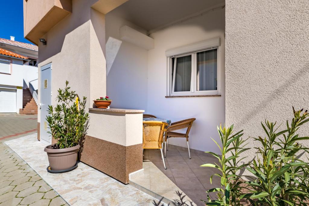 Fotografia z galérie ubytovania Family-friendly apartments with swimming pools Baska, Krk - 19432 v destinácii Baška