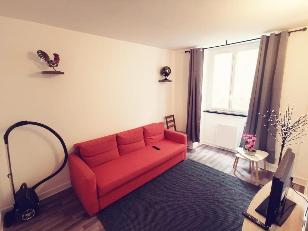 sala de estar con sofá rojo y ventana en Bel Appartement Prés de la gare RER C -REFAIT A NEUF -spacieux 4 pièces, en Étampes