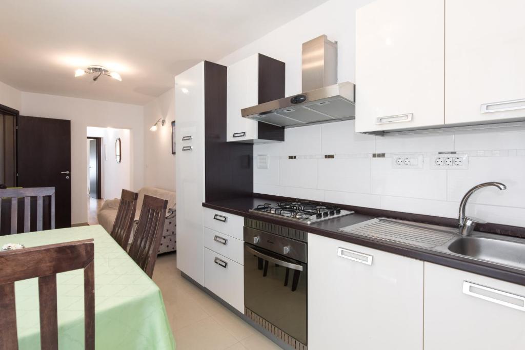 Kuchyň nebo kuchyňský kout v ubytování Apartments by the sea Baska, Krk - 19518