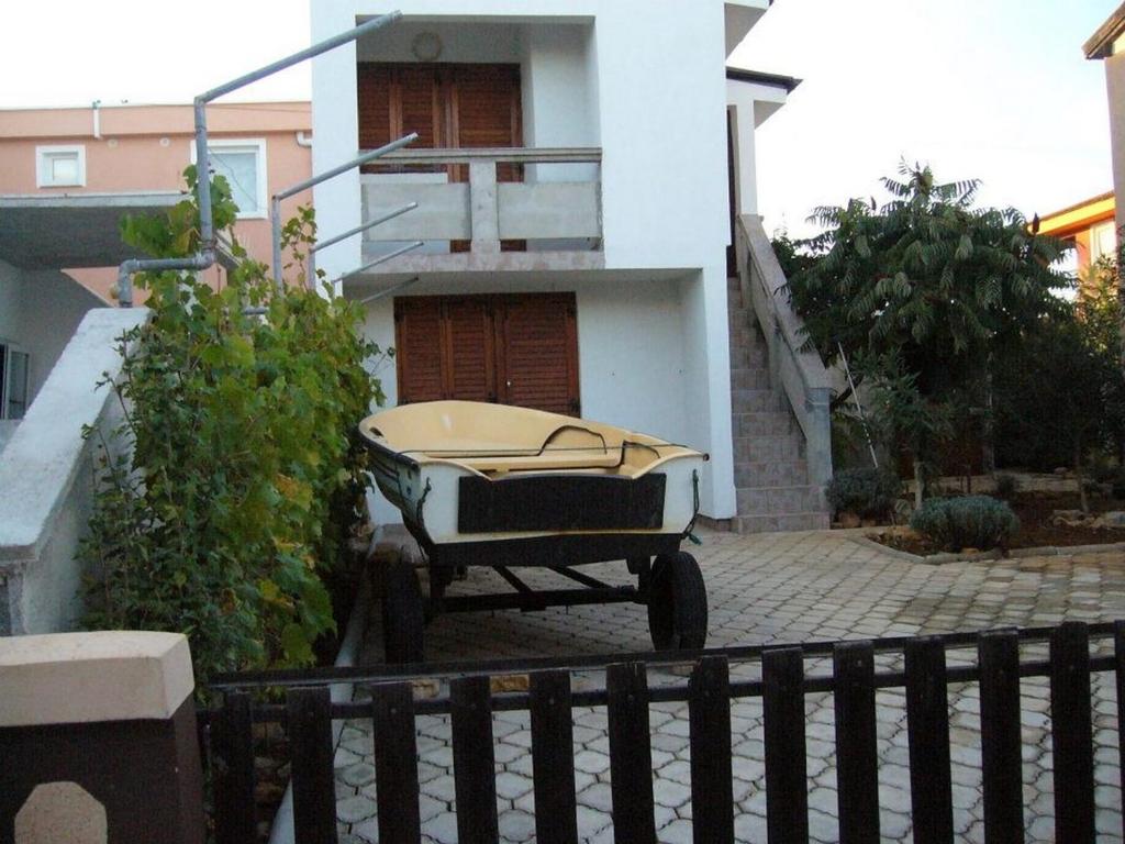 Balkón alebo terasa v ubytovaní Apartments with parking spaces Vir - 19547