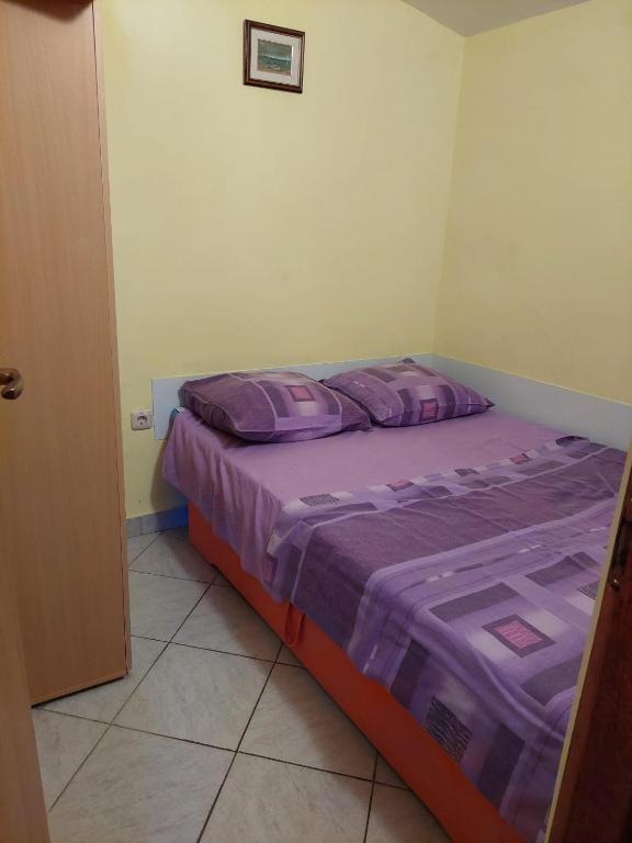 Posteľ alebo postele v izbe v ubytovaní Apartments with parking spaces Vir - 19547