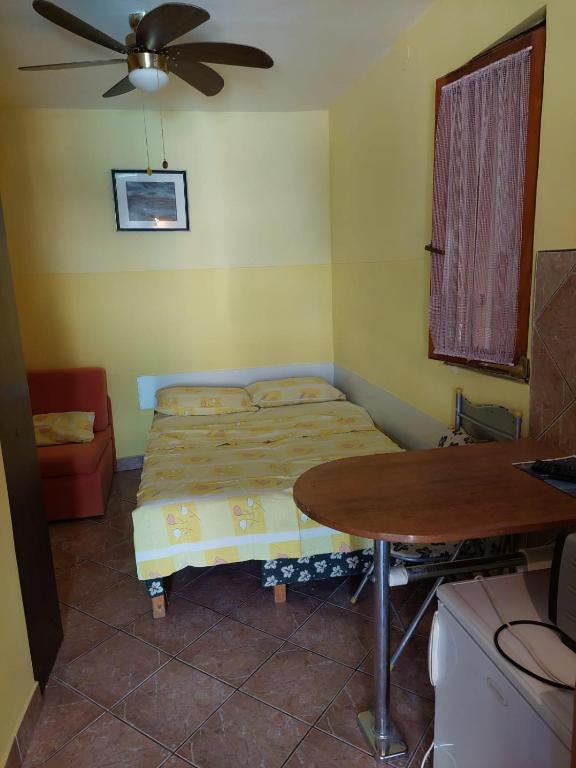 Posteľ alebo postele v izbe v ubytovaní Apartments with parking spaces Vir - 19547