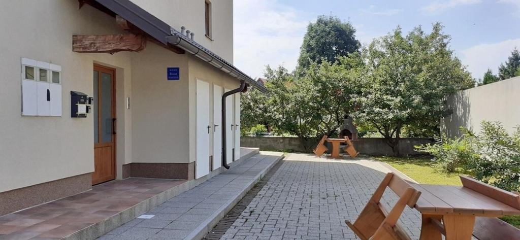 Vonkajšia záhrada v ubytovaní Apartments with a parking space Fuzine, Gorski kotar - 19537