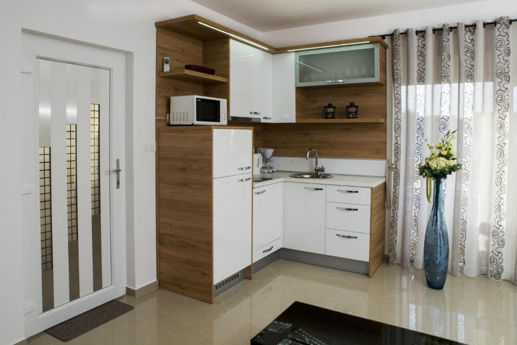 Kuchyňa alebo kuchynka v ubytovaní Apartments by the sea Vir - 19419