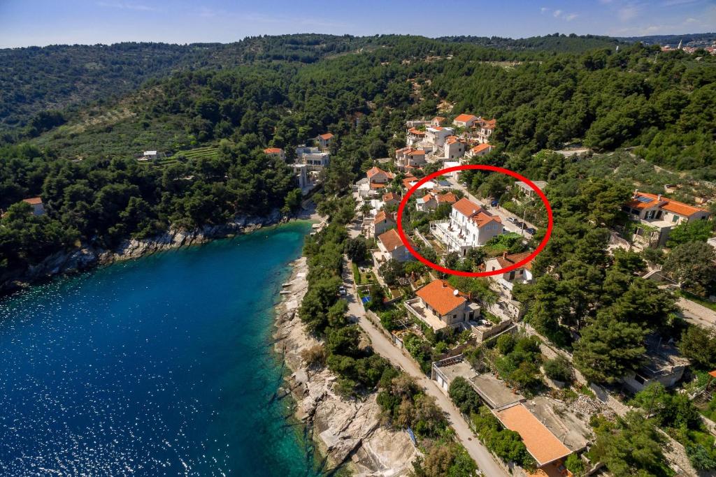 eine Luftaufnahme eines Hauses neben einem Fluss in der Unterkunft Apartments by the sea Puntinak, Brac - 19491 in Selca