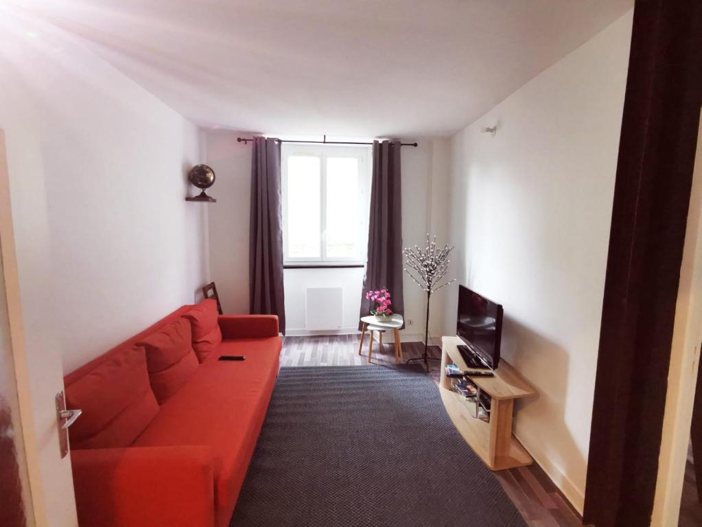 TV a/nebo společenská místnost v ubytování Appartement Prés de la gare RER C-Spacieux 4 pièces