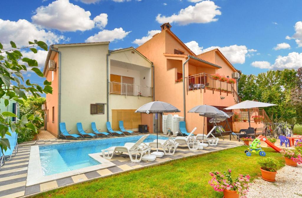 Family-friendly apartments with swimming pool Fazana - 19595