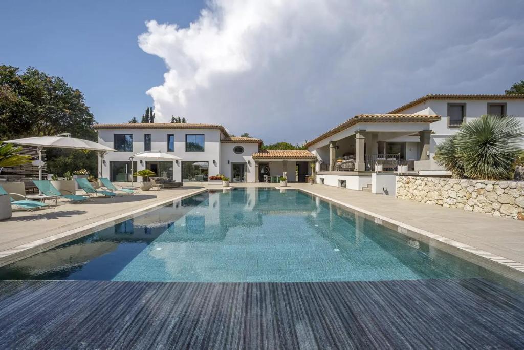 - une piscine en face d'une maison dans l'établissement Luxury Zen, à Châteauneuf