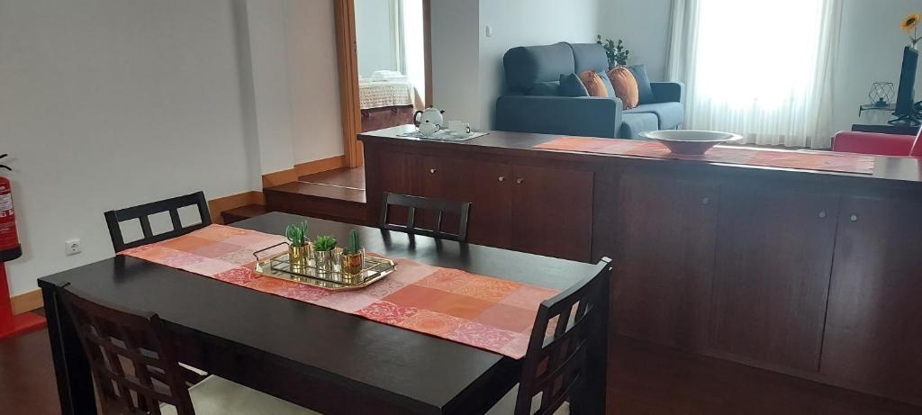 una sala da pranzo con tavolo, sedie e tavolo con sedie di Yellow Flat One Azores a Ponta Delgada