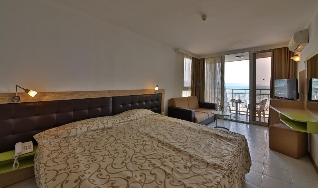 Double or Twin Room with Sea View