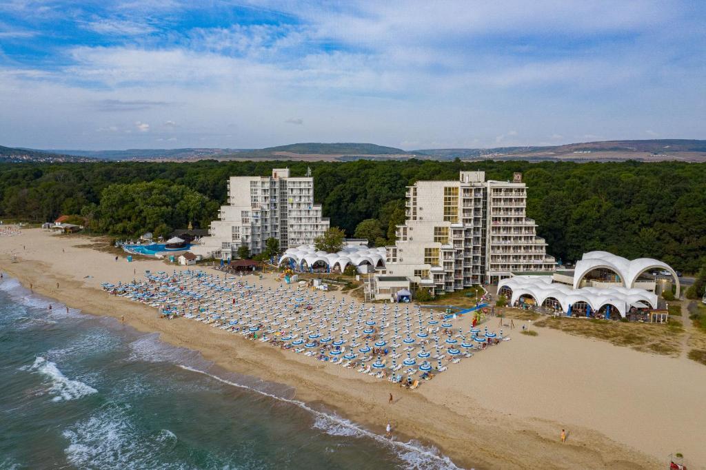 una vista aérea de una playa con sombrillas y hoteles en Hotel Nona, en Albena