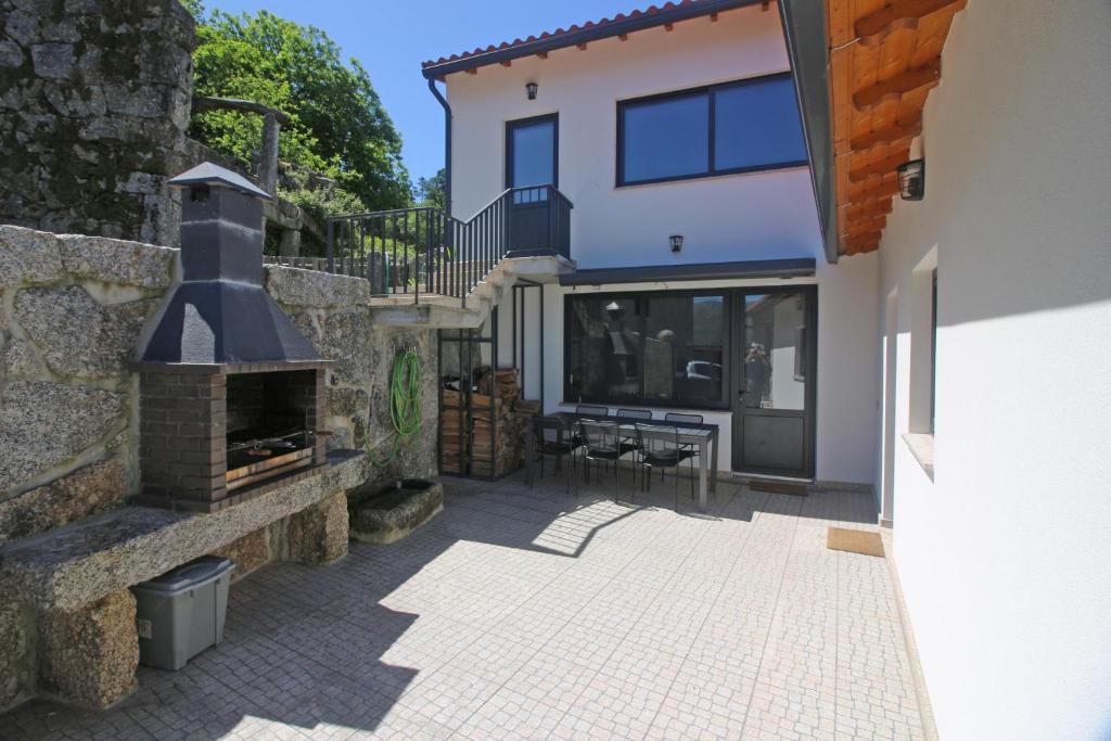 ジェレスにあるCasa do Mestre by Gerês Casasの家の隣のパティオ(レンガ造りの暖炉付)