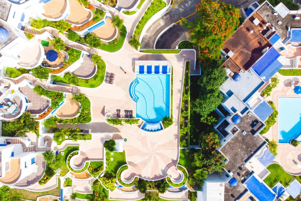 an overhead view of a pool at a resort at Hermoso Departamento Casa Blanca remodelado 2 Habitaciones Wi-Fi Netflix in Same