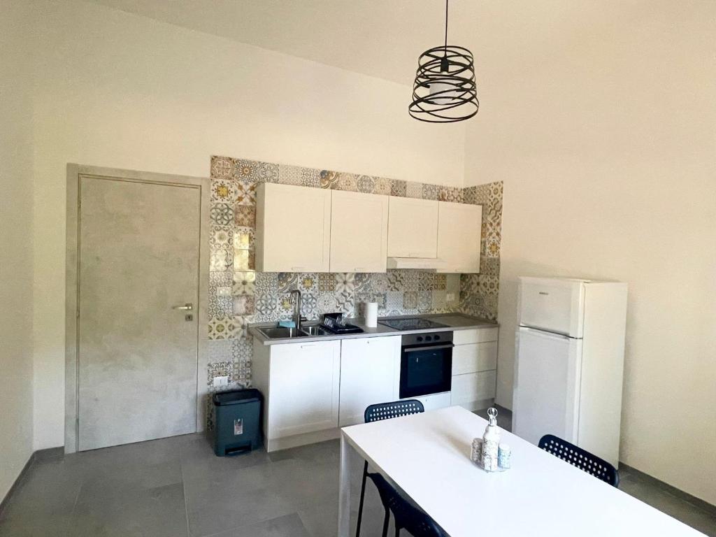 een keuken met een witte koelkast en een aanrecht bij Casa Eden Mesagne in Mesagne