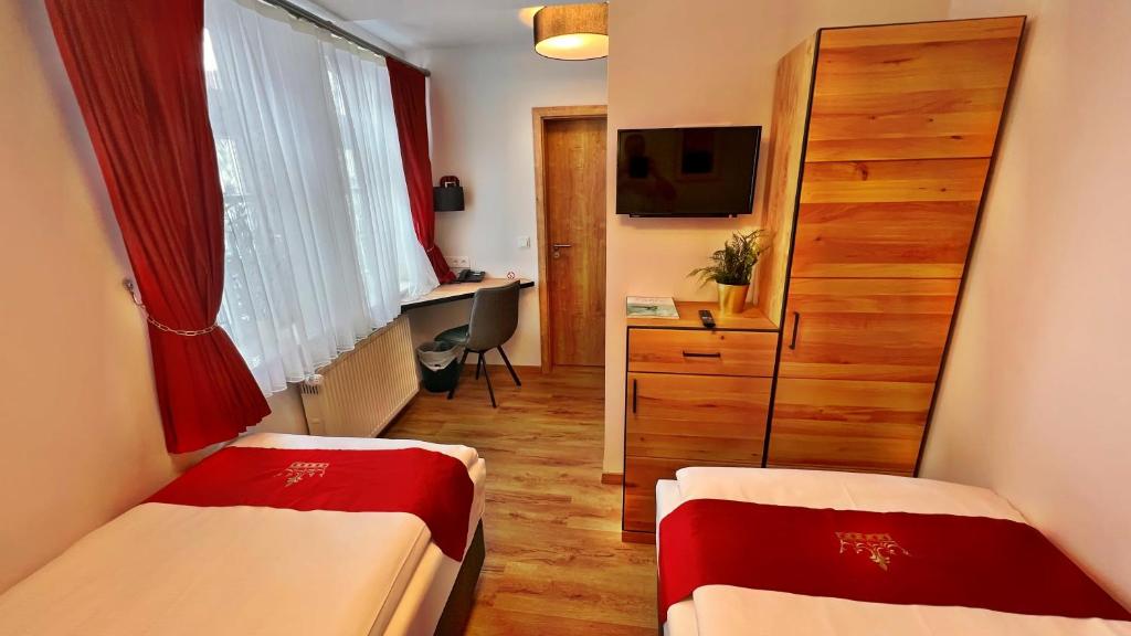 Postel nebo postele na pokoji v ubytování Hotel Zu den Drei Kronen