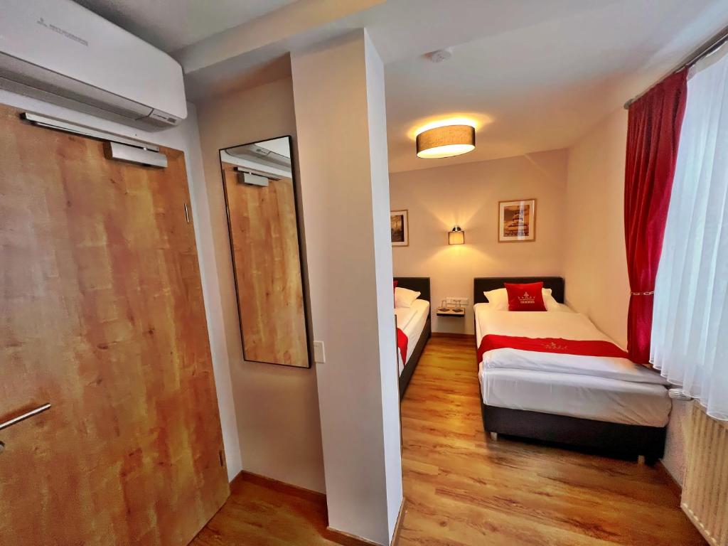 Postel nebo postele na pokoji v ubytování Hotel Zu den Drei Kronen
