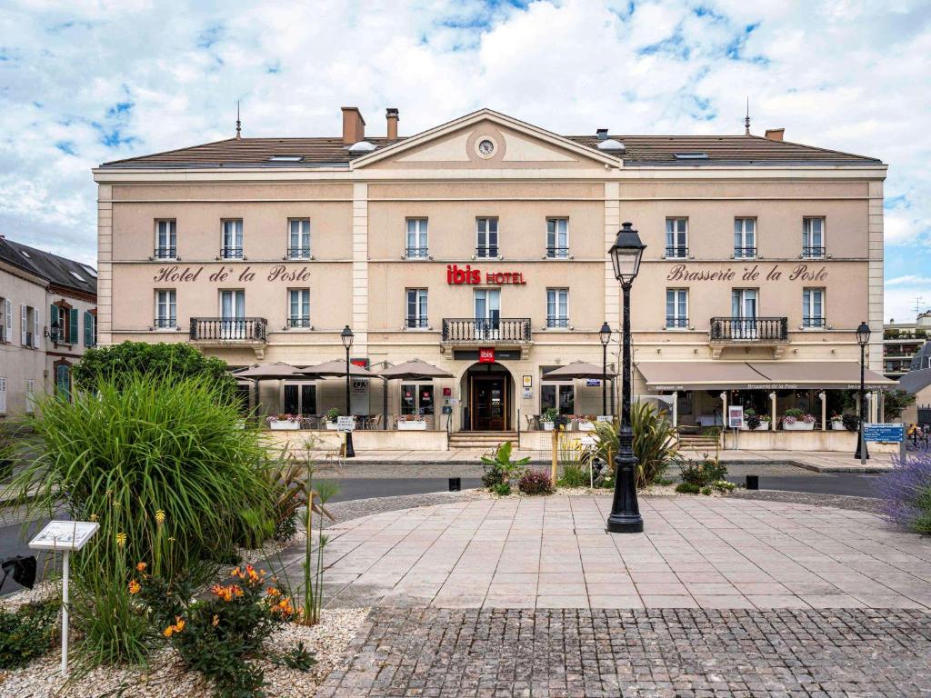 a building with a street light in front of it at ibis Montargis in Montargis