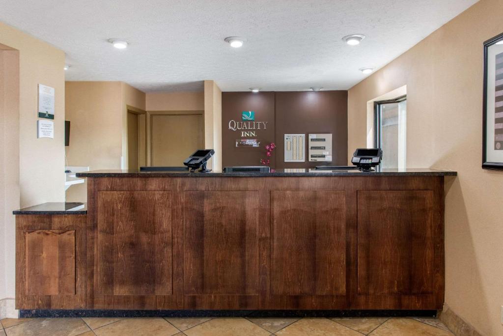 vistas a una oficina dental con barra de madera en Quality Inn Columbus-East en Columbus