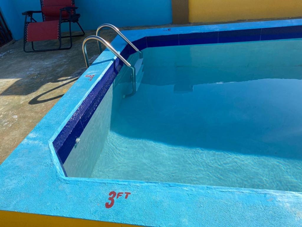 Bazén v ubytování PARADISE VILLa SLEEP 6 PRIVATE POOL nebo v jeho okolí