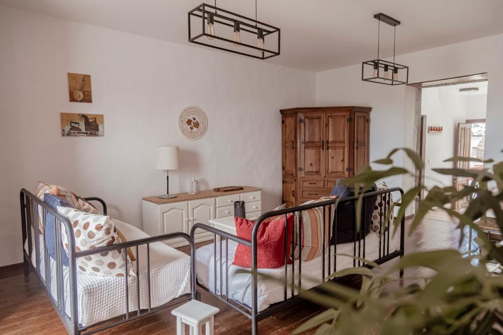 Apartamento Los Lirios في سانتا بريخيذا: غرفة معيشة بسريرين وطاولة