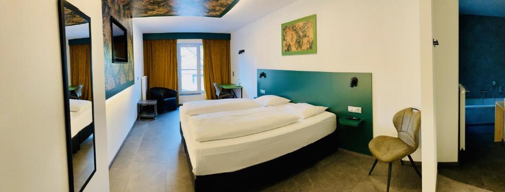 Postel nebo postele na pokoji v ubytování RAVeL Hotel Cyrano