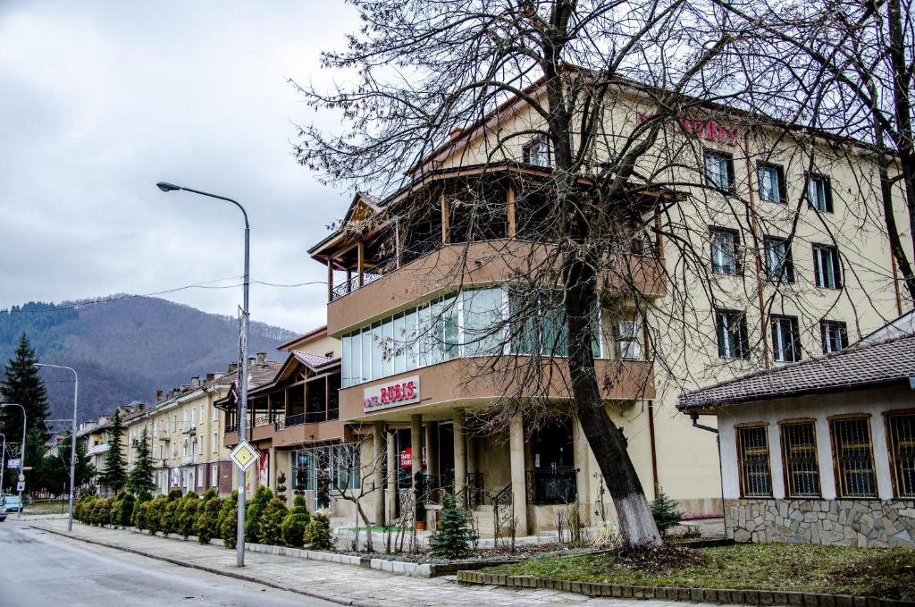Nespecifikovaný výhled na hory nebo výhled na hory při pohledu z hotelu