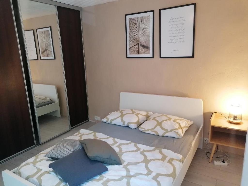 Ένα ή περισσότερα κρεβάτια σε δωμάτιο στο MAISON DE VILLAGE