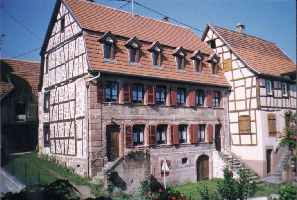 ein altes Gebäude mit braunem Dach in der Unterkunft Chambre d'Hôtes chez Nadine Hamm in Weiterswiller