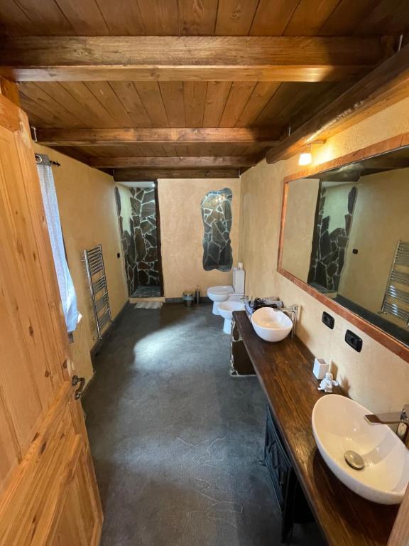 - Baño con 2 lavabos y 2 espejos en Antico Palmento dell'Etna, en Pedara