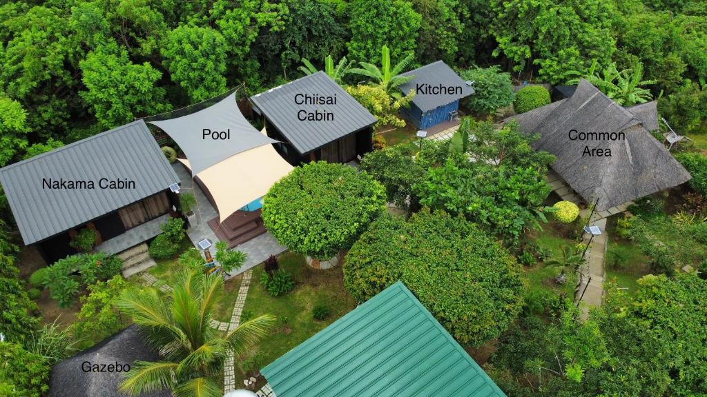 eine Luftansicht eines Resorts im Dschungel in der Unterkunft Hilltop Cabins (Calatagan, Batangas) in Calatagan