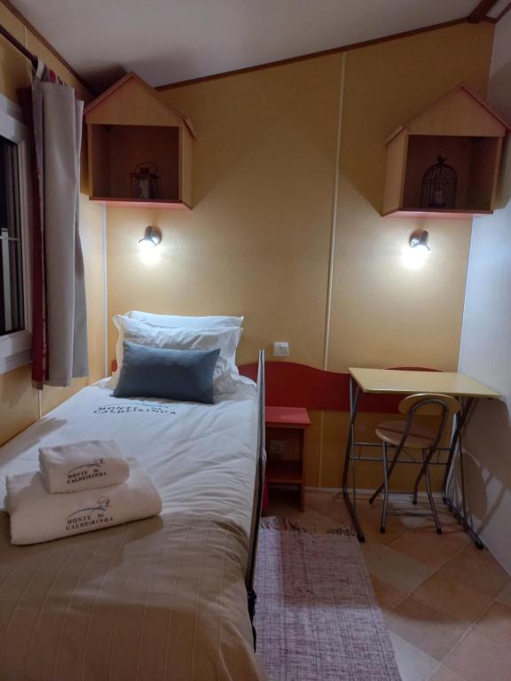 Postel nebo postele na pokoji v ubytování Monte da Caldeirinha