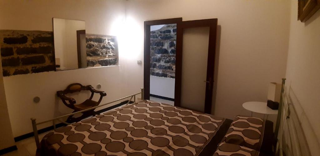 ein Schlafzimmer mit einem Bett in einem Zimmer in der Unterkunft Apartment Trezza in Acitrezza