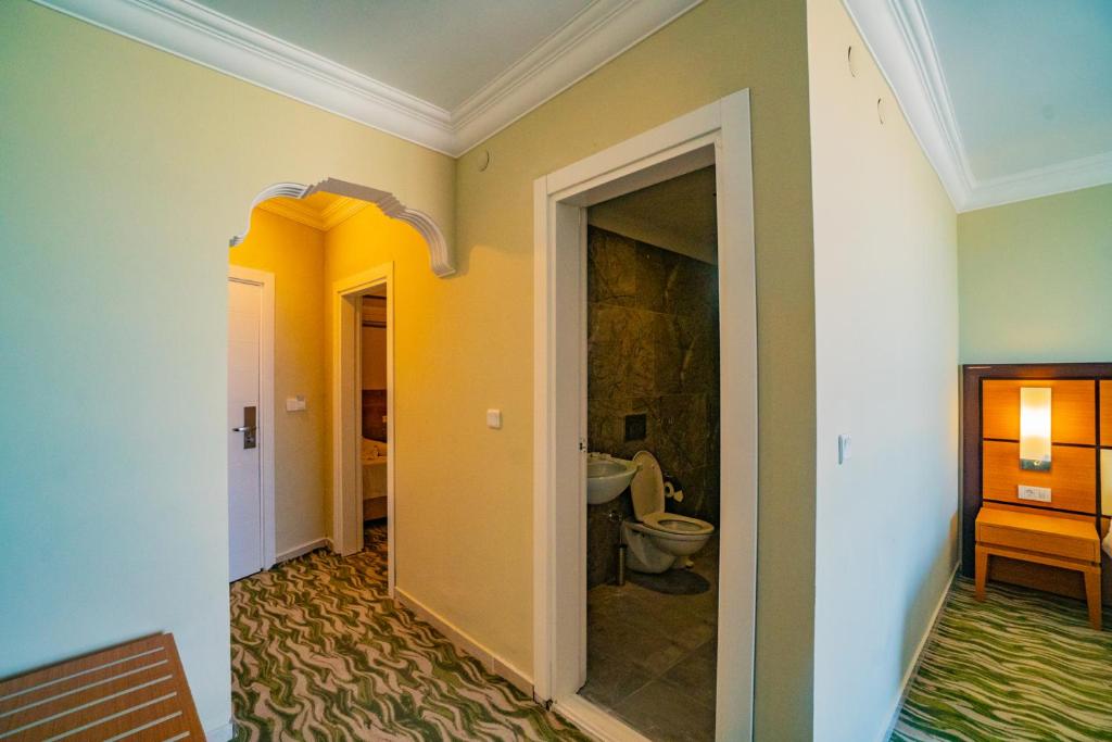 Postel nebo postele na pokoji v ubytování Prenses Sealine Beach Hotel