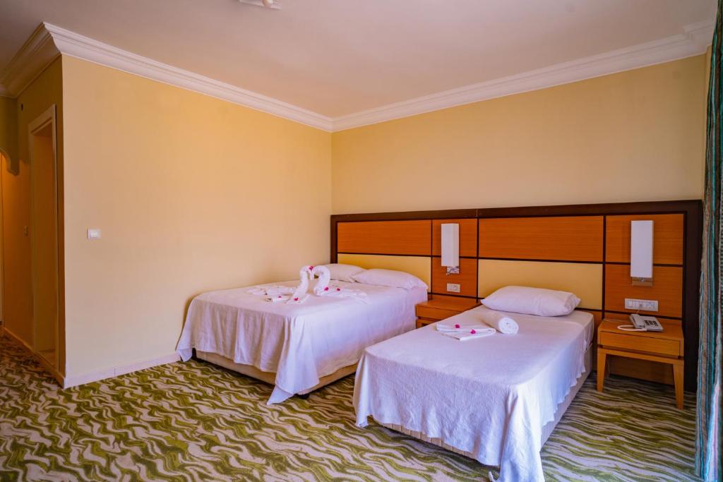 Postel nebo postele na pokoji v ubytování Prenses Sealine Beach Hotel