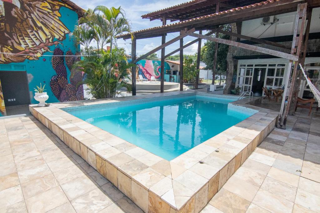 una piscina frente a un edificio en Salve Maloca Hostel en Fortaleza