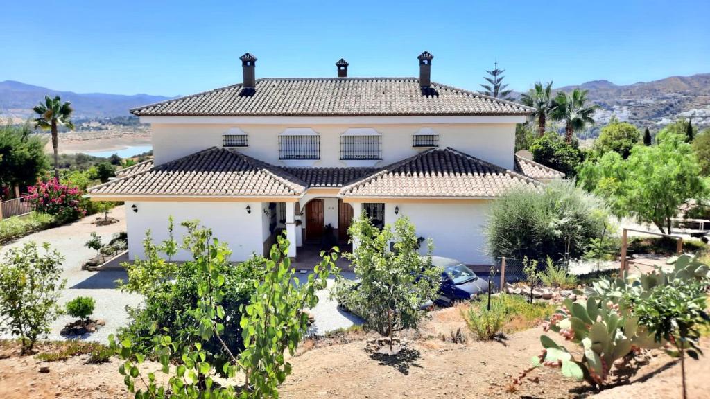 una grande casa bianca con tetto di Casa nuestro sueño a Viñuela