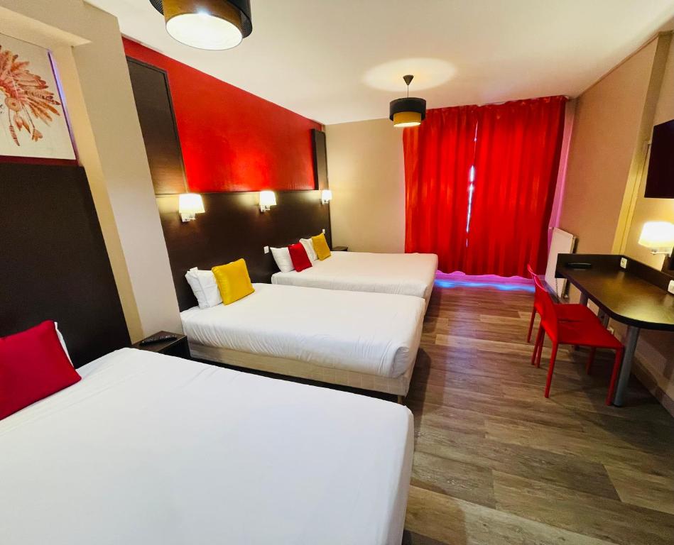 
1 Double Bed 2 Single Beds
