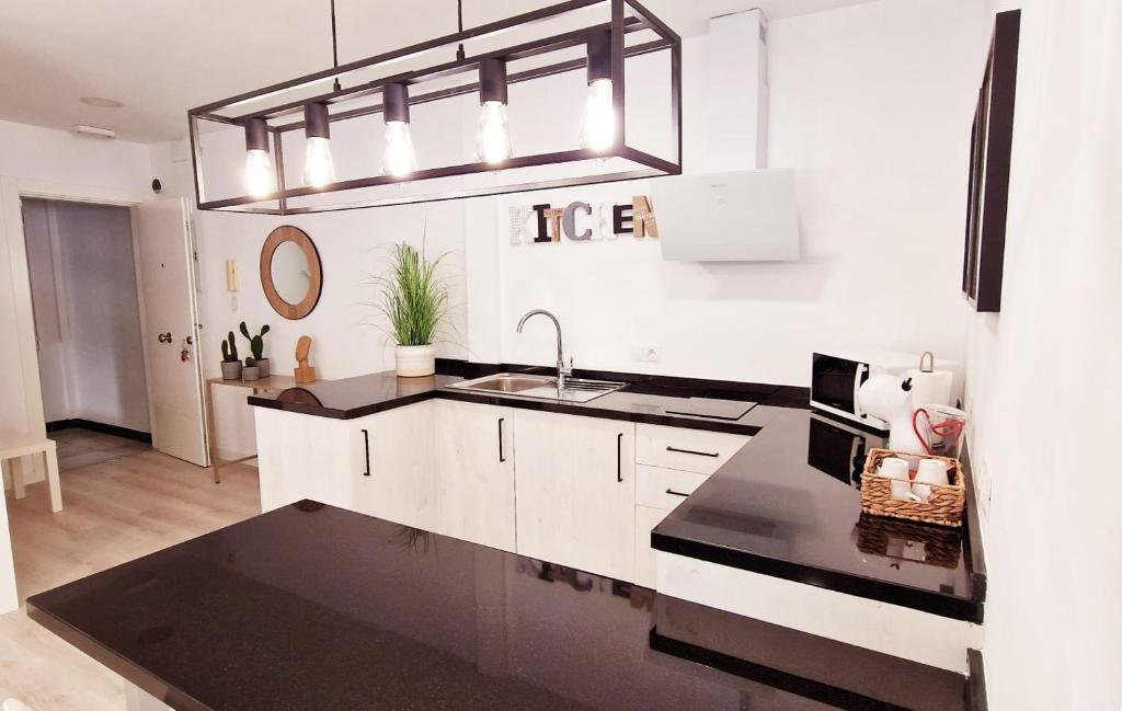 Kuchyňa alebo kuchynka v ubytovaní Precioso apartamento en el centro de Torremolinos