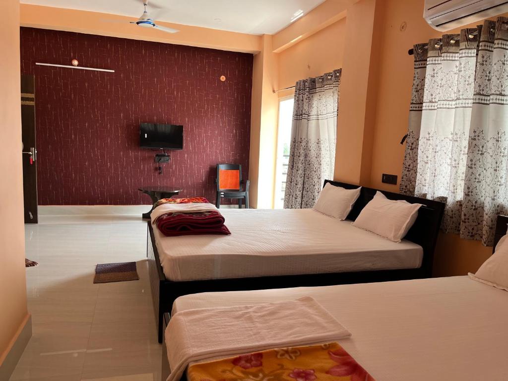 Postel nebo postele na pokoji v ubytování Hotel Krishna Paradise