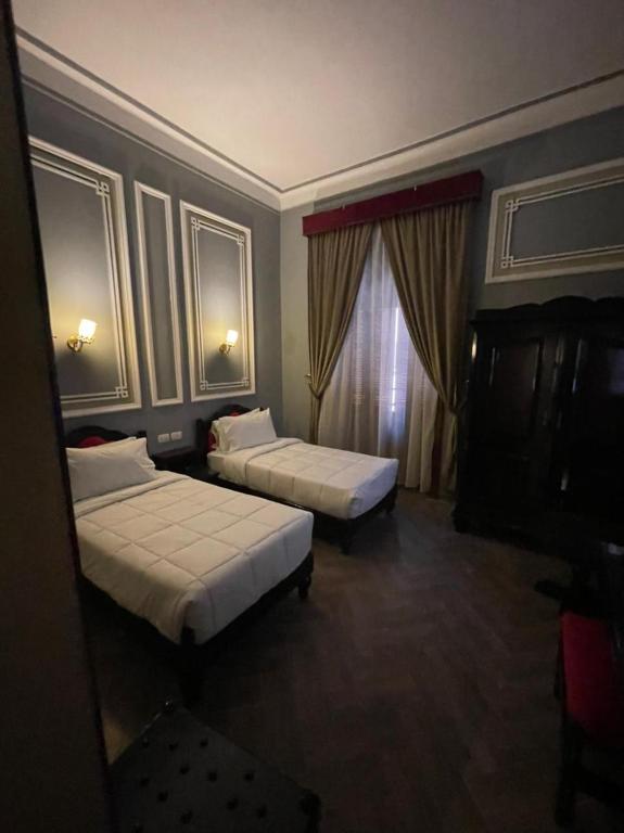 Postel nebo postele na pokoji v ubytování Cosmopolitan hotel